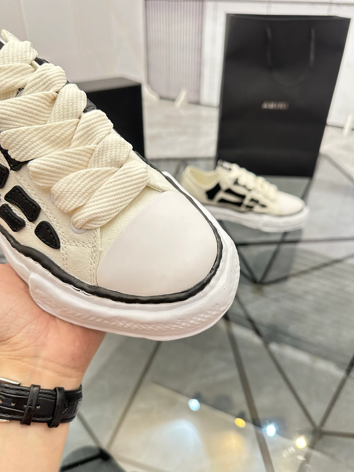 Men's shoes: 💰P520¥ High-end quality Product trademark: AMIRI* "Emil*" low-top casual shoes Regular size: 39-45 (can be customized to 46) Product materials: Upper imported original fabric spliced ​​cowhide, breathable lining, original outsole. Number: 525